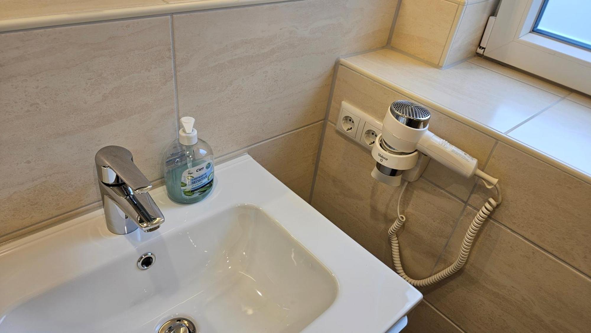 Hotel Dorfkrug Buesum - Guenstige Altbauzimmer Am Oland Dış mekan fotoğraf